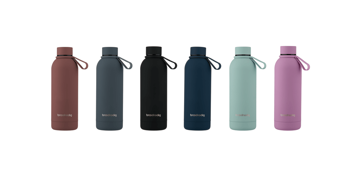 Drinkflessen van Broodnodig in verschillende kleuren